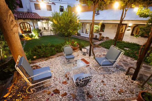 a group of chairs and a table in a yard at Posada de Rosas in Mendoza