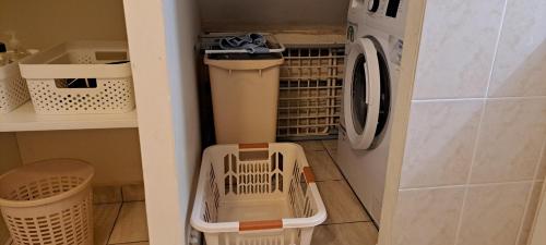 a laundry room with a washer and dryer at Logement spacieux deux pièces à Baie Mahault in Baie-Mahault