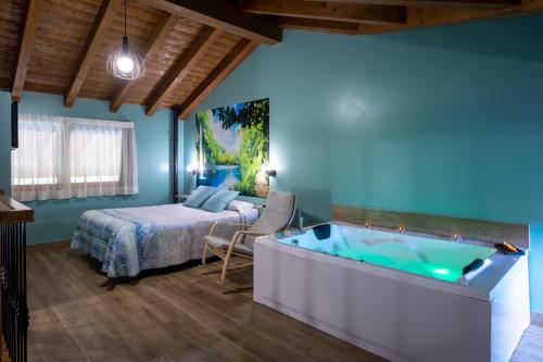 Schlafzimmer mit einem Bett und einer Badewanne in der Unterkunft Villas, El Mirador de Isla in Isla