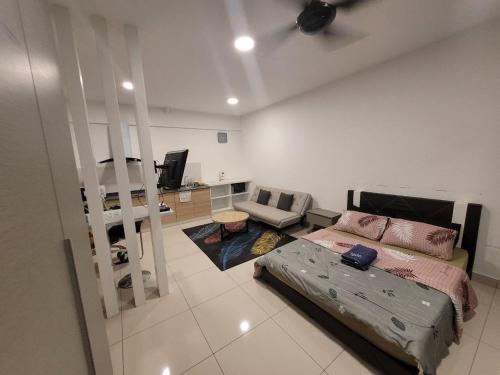 1 dormitorio con 1 cama y sala de estar en MHA 19 EVO SUlTE SOHO BANDAR BARU BANGI FREE NETFLIX AND WIFI, en Kampong Sungai Ramal Dalam