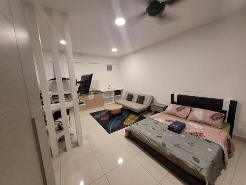 Postel nebo postele na pokoji v ubytování MHA 19 EVO SUlTE SOHO BANDAR BARU BANGI FREE NETFLIX AND WIFI