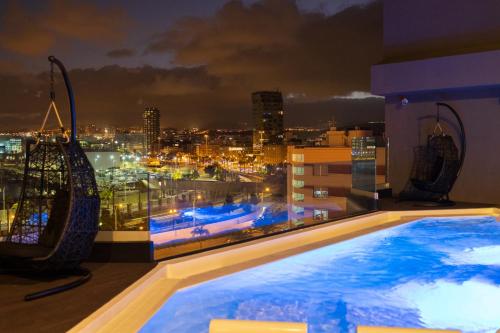 una piscina en la azotea de un edificio con vistas en Sercotel Puerto de la Luz, en Las Palmas de Gran Canaria