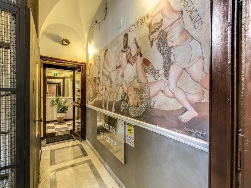 um corredor com um mural na parede em Hotel Centro Cavour Roma em Roma