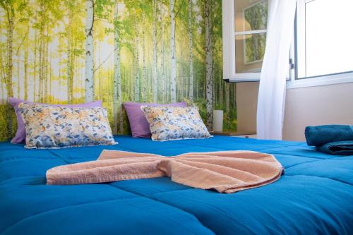 een blauw bed met een strikje erop bij Precioso apartamento en Los Cristianos in Los Cristianos