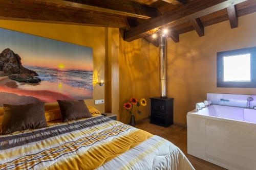 1 dormitorio con cama y bañera en Villas Verdemar, en Isla