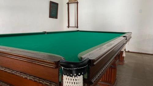 un tavolo da biliardo verde all'interno di una stanza di Pousada Puerta Del Sol Rio das Ostras a Rio das Ostras