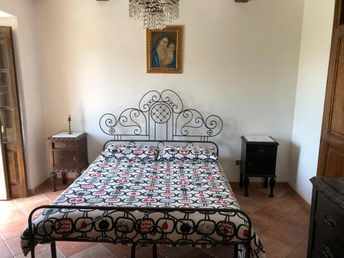ein Schlafzimmer mit einem Bett mit einer Decke darauf in der Unterkunft Maison Fonticella, HOST APARTMENTS in Rivisondoli