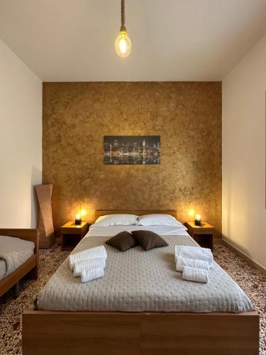 una camera da letto con un grande letto con due comodini di La Casa di Anita a Cefalù