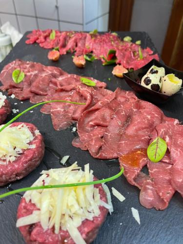 トラモンティにあるAgriturismo da Reginaの様々な肉とチーズを盛り付けたテーブル