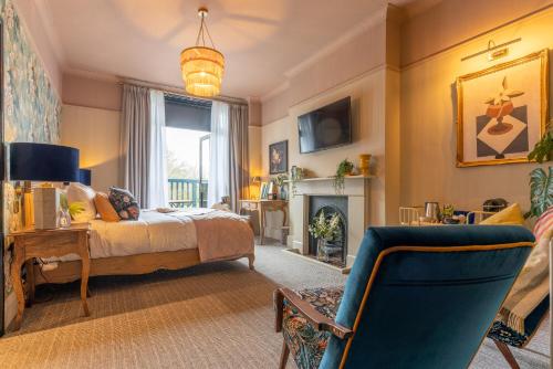 1 dormitorio con 1 cama y chimenea en The Crown Inn, en Bromley