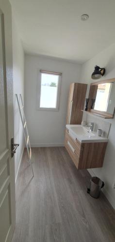 een badkamer met een wastafel en een spiegel bij Studio Zen in Niort