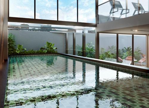 een groot zwembad in een huis met bij ICON 100 Luxury Apartasuites in Bogota