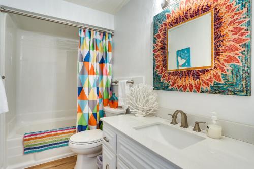 uma casa de banho com um lavatório, um WC e um espelho. em Rapid City Apartment with Mountain Views! em Rapid City