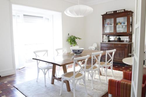 a dining room with a table and chairs at Magnolia Guesthouse in Lisbon