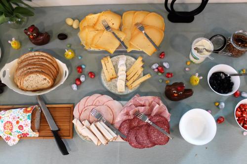 uma mesa com diferentes tipos de pão e carnes em Bibi's Boerderij em Veurne