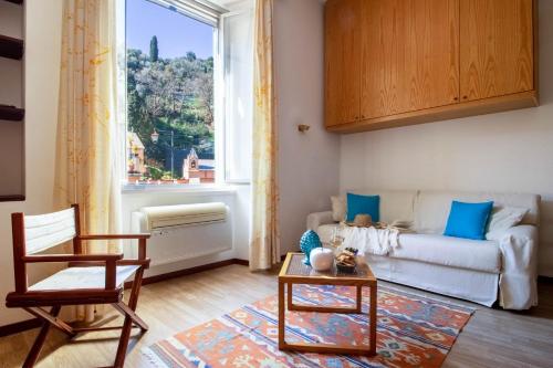 - un salon avec un canapé et une fenêtre dans l'établissement Vicoletto by PortofinoHomes, à Portofino