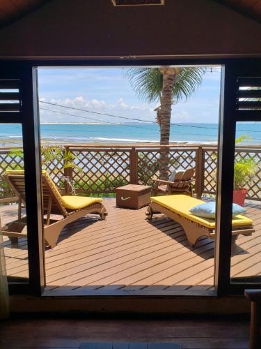 einen Balkon mit Blick auf den Strand und das Meer in der Unterkunft Casa Serena in Pipa