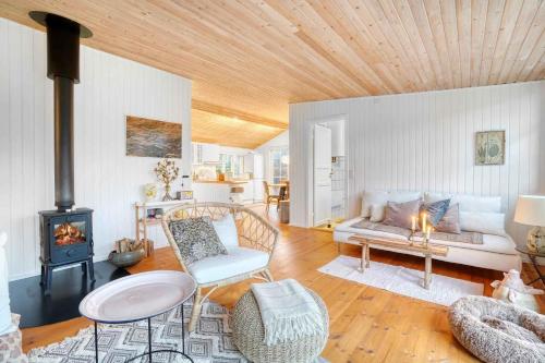 sala de estar con sofá y fogones en Blmunkevangen 21, 3120 Dronningmlle, en Dronningmølle