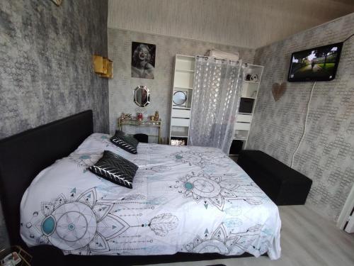sypialnia z białym łóżkiem z poduszkami w obiekcie Le Cosy Occitan villa chaleureuse indépendante baignoire terrasse jardin w Carcassonne