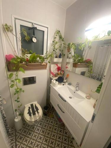 Bany a Sarin room