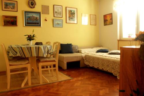 Pokój ze stołem i łóżkiem oraz stołem i krzesłami w obiekcie Apartment Vita w Korčuli