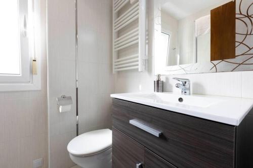 uma casa de banho com um WC branco e um lavatório. em Zurubi-gain. Basquenjoy em Hondarribia