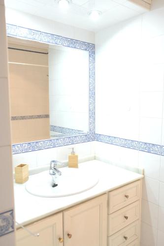 a bathroom with a sink and a mirror at Casa de la Corredera in Arcos de la Frontera