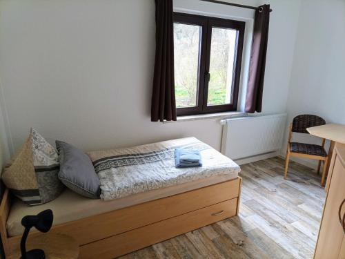 Postel nebo postele na pokoji v ubytování Pumphut's Scheune Ferienwohnungen Nr 5 - 9 Nähe Freizeitpark Plohn