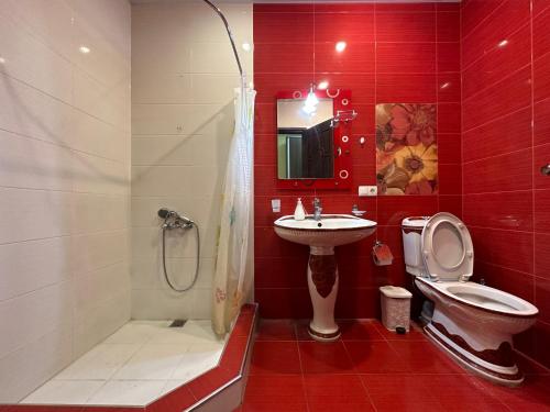 een badkamer met een toilet, een wastafel en een douche bij Tsitsernakaberd highway, 2 bedrooms New Euro Renovated, Modern apartment DA104 in Jerevan