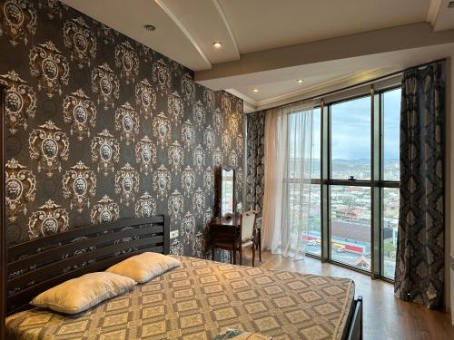 een slaapkamer met een bed en een groot raam bij Tsitsernakaberd highway, 2 bedrooms New Euro Renovated, Modern apartment DA104 in Jerevan