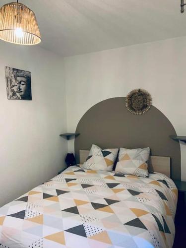 une chambre avec un lit avec une couette dessus dans l'établissement Appart 5 pers port de Gruissan, à Gruissan