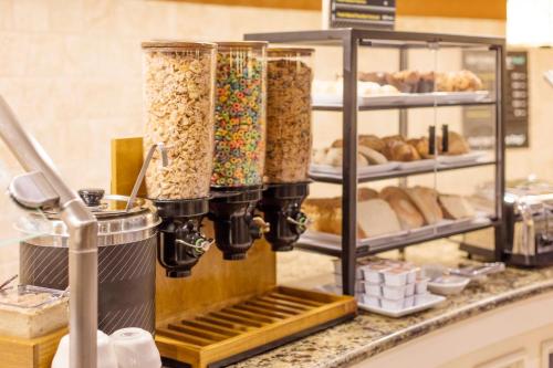 um balcão de cozinha com um monte de comida em Holiday Inn Austin Midtown by IHG em Austin