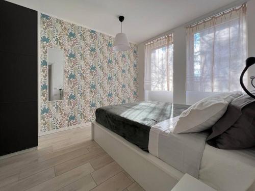een slaapkamer met een groot bed en een raam bij Zurigo 3 Lovely Apartment in Milaan