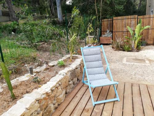 una mecedora azul sentada en una terraza de madera en Villa les Lys 2 en La Seyne-sur-Mer