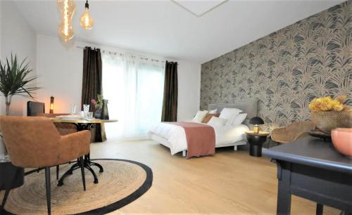 Pokój hotelowy z łóżkiem, biurkiem i pokojem w obiekcie Nid du lac 200 m du lac w Annecy