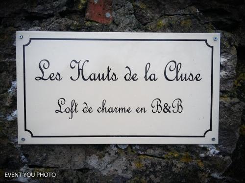 znak na ścianie w obiekcie Les Hauts de la Cluse w mieście Wimille