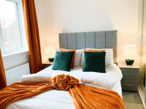 una camera da letto con un grande letto con cuscini verdi di Antley House ad Andover
