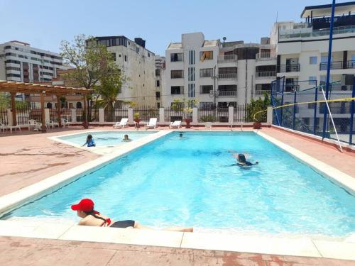 Πισίνα στο ή κοντά στο Apto Rodadero 2 habitaciones a 3 cuadras playa