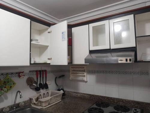 Η κουζίνα ή μικρή κουζίνα στο Apto Rodadero 2 habitaciones a 3 cuadras playa