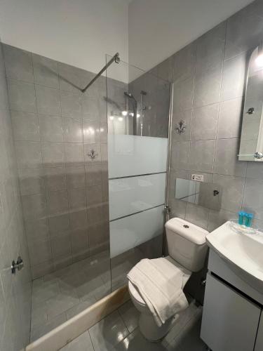 Ένα μπάνιο στο Perakis Apartments