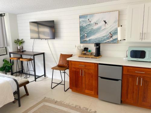 Modern Surf Chic Studio condo_3