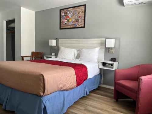 Ένα ή περισσότερα κρεβάτια σε δωμάτιο στο Hotel Motel Le Regent