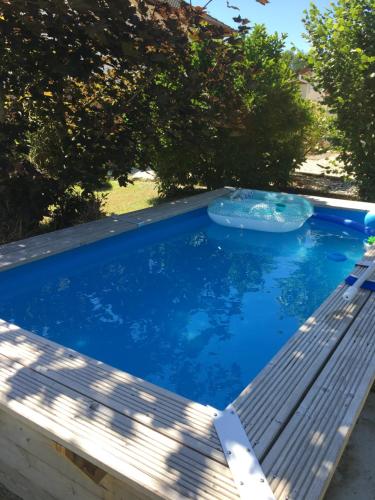 einen Pool mit einer Bank und einem Frisbee darin in der Unterkunft Maison atypique avec un grand terrain !animaux bienvenus !wifi netflix écran plat 4k in Les Forges