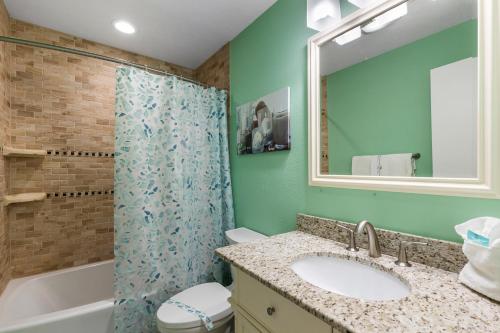 Un baño con lavabo, inodoro y ducha. en Midnight Cove 6327 #725, en Sarasota