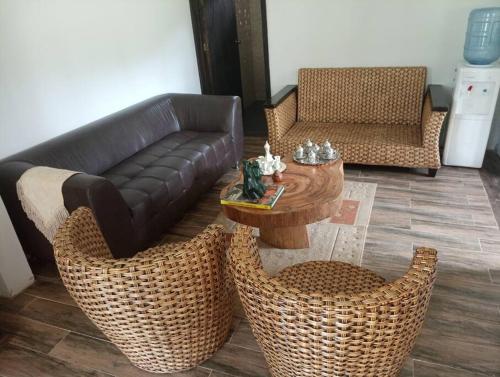a living room with a couch and a table and chairs at Finca de descanso Amai Haru Jenesano in Jenesano