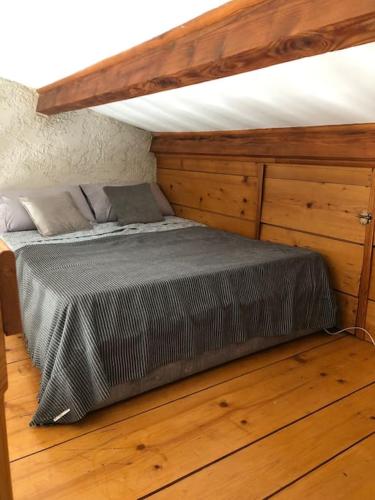Ce lit se trouve dans un dortoir doté de parquet. dans l'établissement Villa provençale avec piscine et grand jardin, à Saint-Geniès-de-Comolas