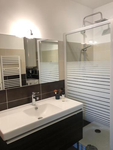 Kúpeľňa v ubytovaní Appartement T3 à 2mn de la Plage