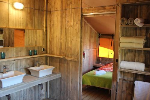 La salle de bains est pourvue de 2 lavabos et de lits superposés. dans l'établissement Quinta Japonesa, à Carvalhal Bemfeito