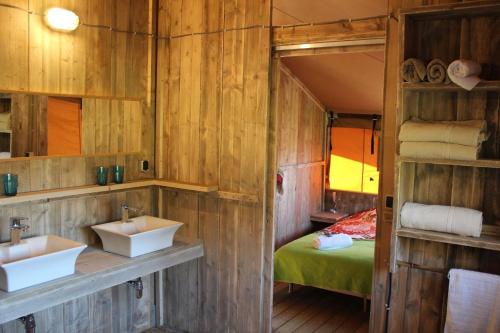 a bathroom with two sinks and a bunk bed at Quinta Japonesa in Carvalhal Bemfeito