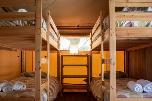 2 Etagenbetten in einem Zimmer mit Fenster in der Unterkunft Quinta Japonesa in Carvalhal Bemfeito